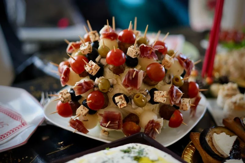 préparation de brochettes pour l'apéro