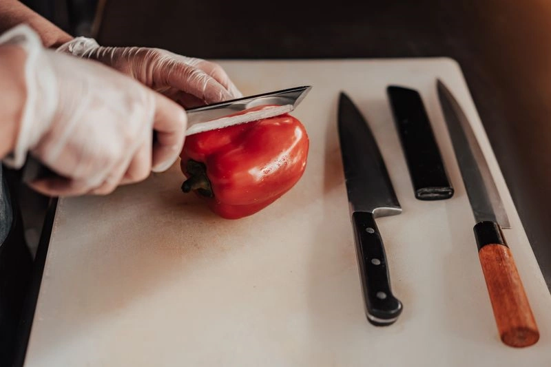 couper avec un couteau de cuisine