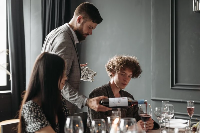 un sommelier sert du vin